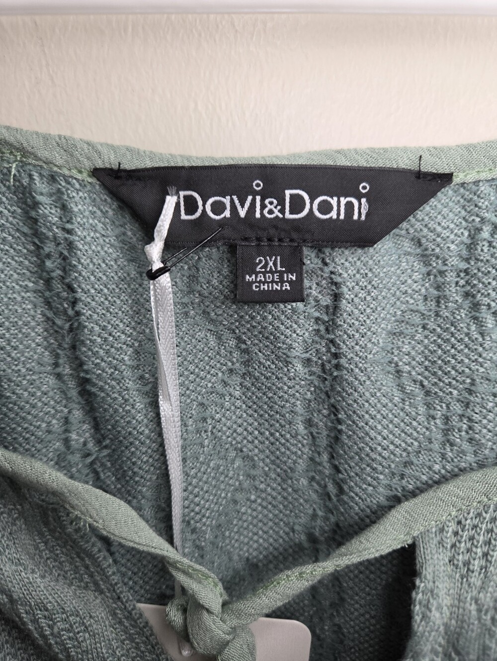 Women's Davi & Dani Green Boho Tie Neckline Top Sz 2XL NWT - Picture 8 of 9